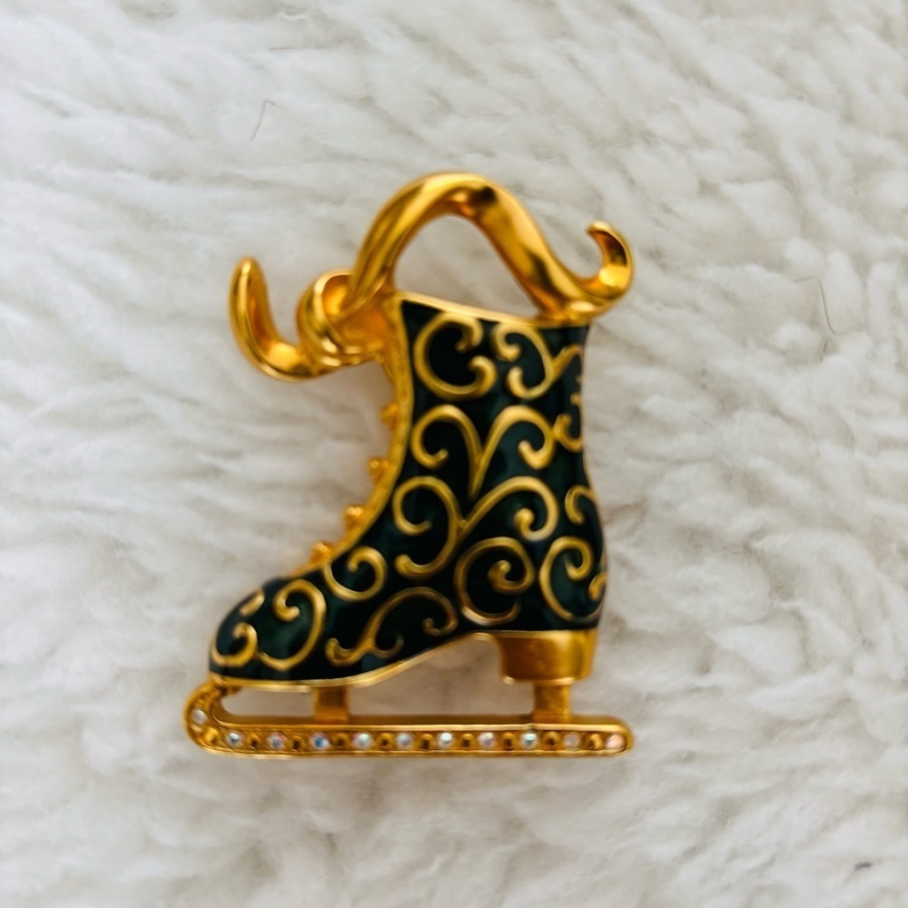 Trifari 1997 Gold and Green Enamel Ice Skate Brooch Pendant - Picture 10 of 11